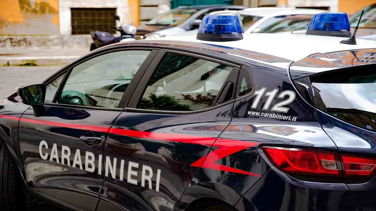 Trovata a Guidonia una donna con ferite da coltello al petto.