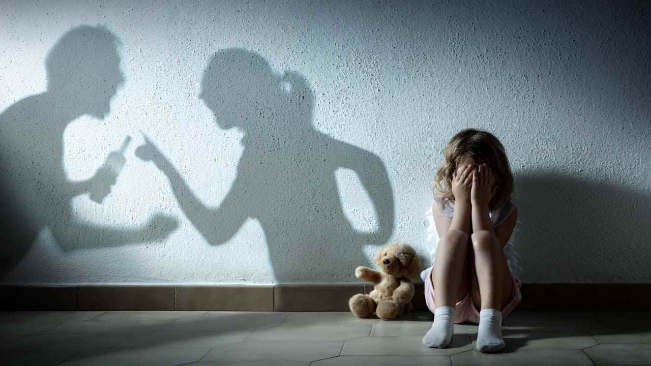 bambina fa arrestare padre violento