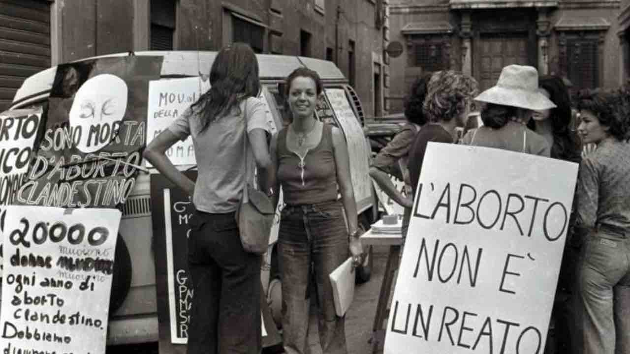 Piacenza, il rientro in classe dopo l'aborto tra bigliettini di offese