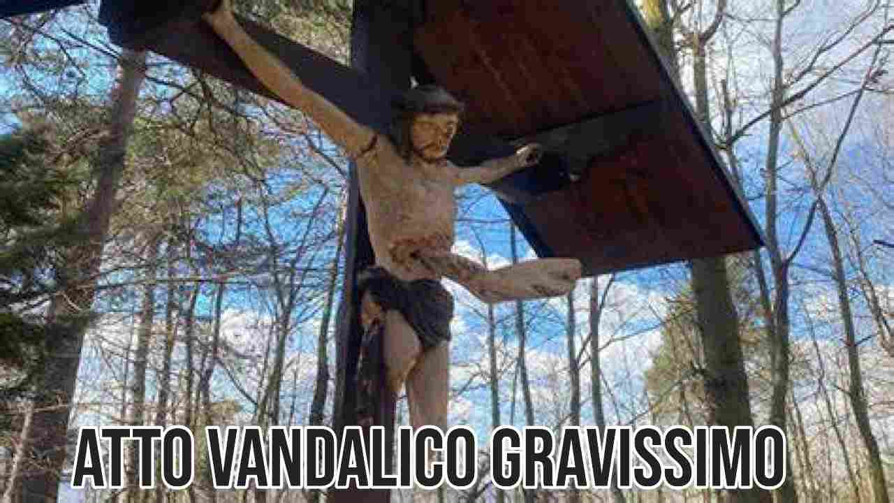 Cristo vandalizzato a Savona