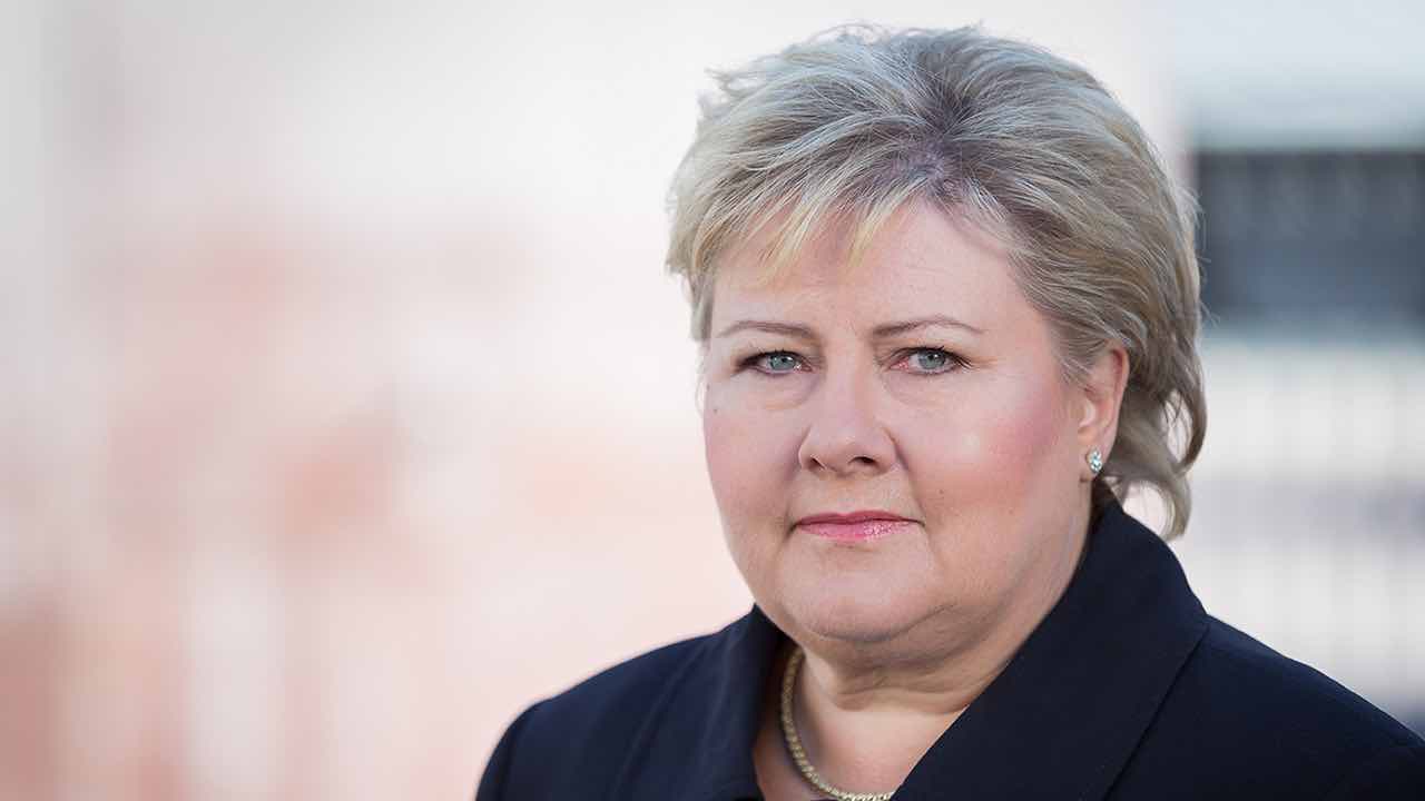 La premier norvegese colta in flagranza di reato durante la proprio di compleanno