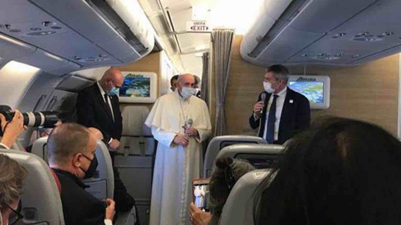 Papa Francesco è arrivato in Iraq, è il primo viaggio di un pontefice nel Paese