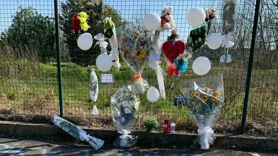 Fiori e palloncini per Roberto Pica