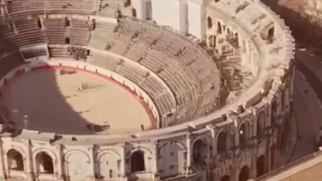 Colosseo scambiato per l'arena di Nimes