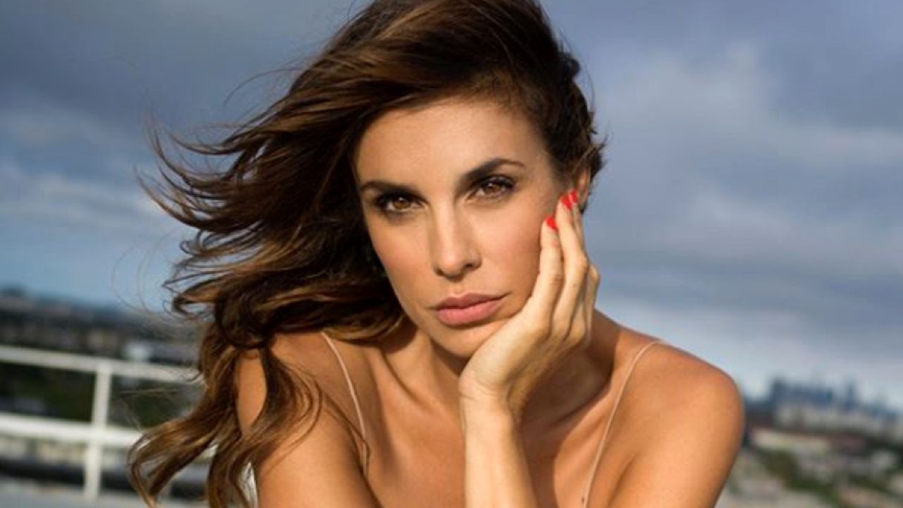 Elisabetta Canalis stesa sul divano in intimo infiamma Instagram - FOTO