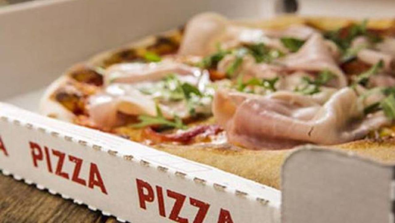 Addenta una pizza e senza una strana puzza, la disgustosa scoperta