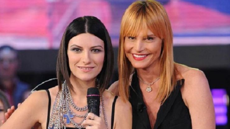 Laura Pausini, la foto con Simona Ventura sotto attacco degli haters: la polemica