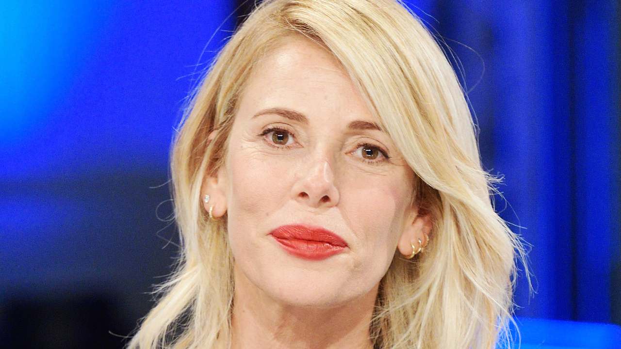 Alessia Marcuzzi in accappatoio per strada