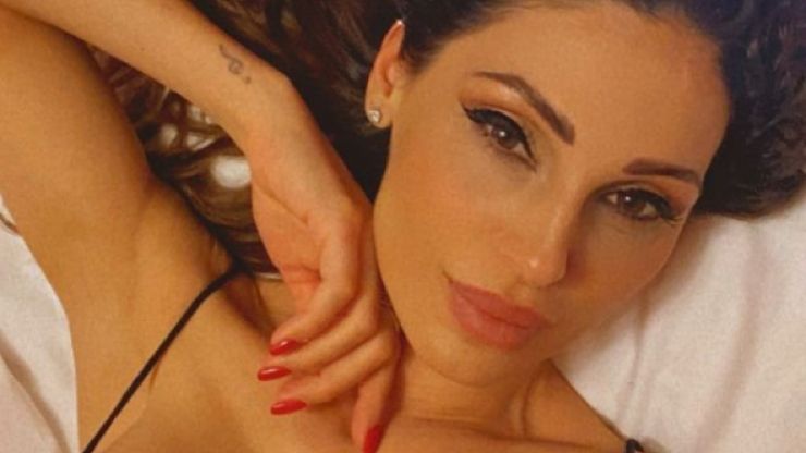 Anna Tatangelo illegale, il ballo sensuale fa impazzire i fan: 'J-Lo scansati'