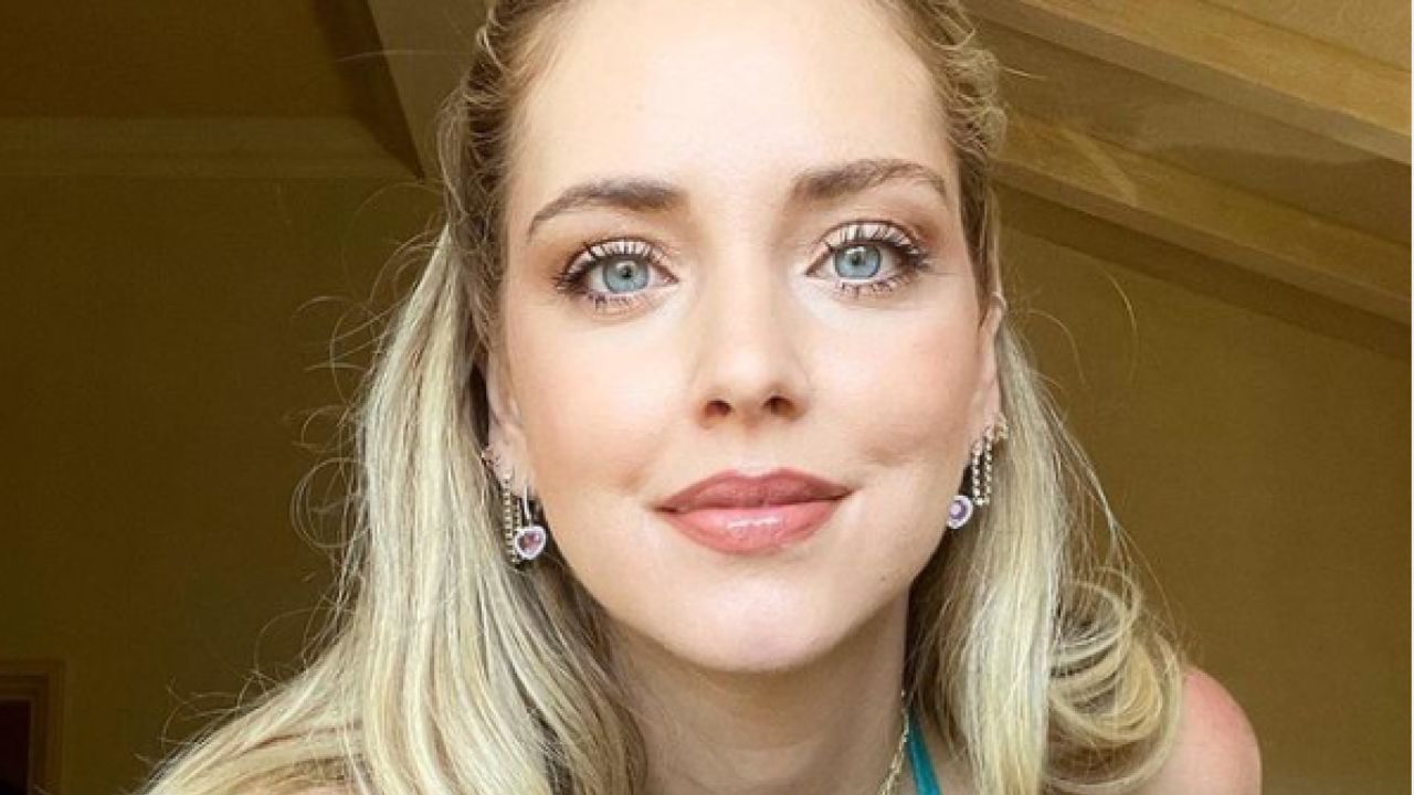 chiara ferragni sensuale, il decollete straborda dal top