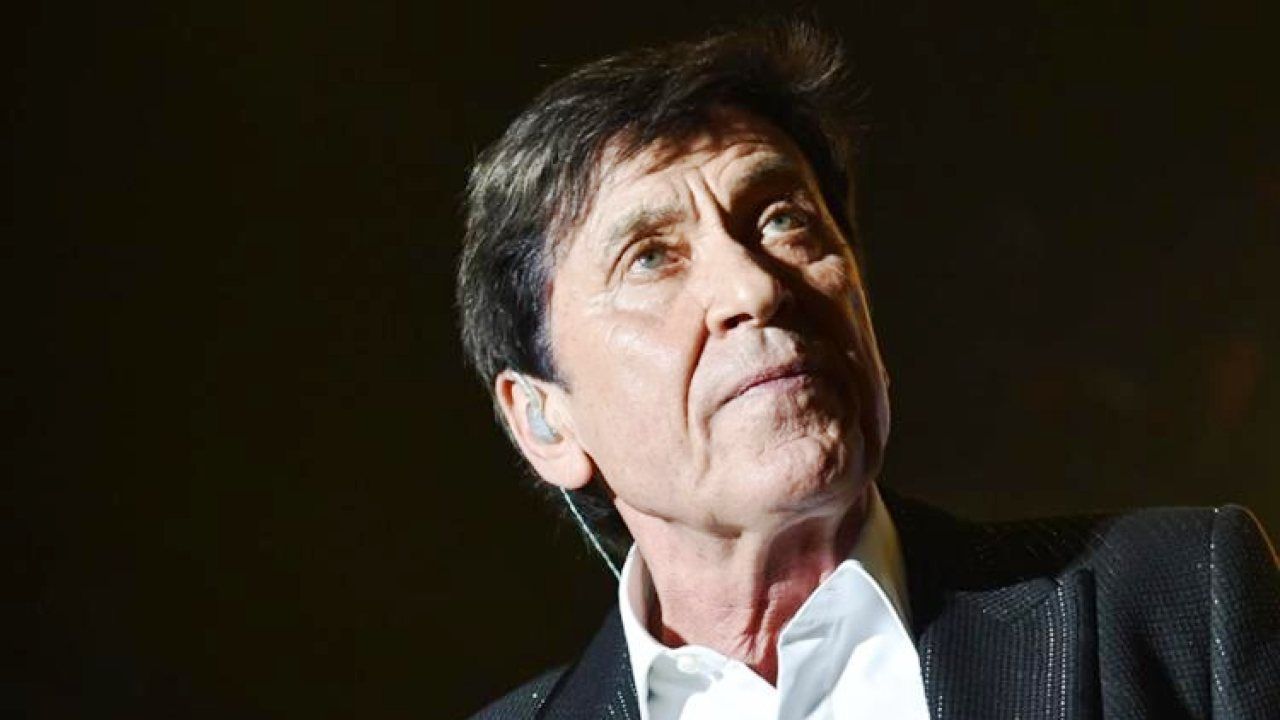 Gianni Morandi preso in giro dal nipote