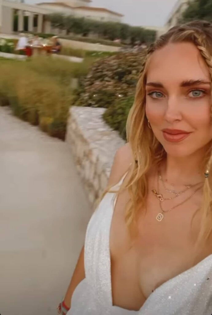 chiara ferragni seno fuoriesce dalla scollatura