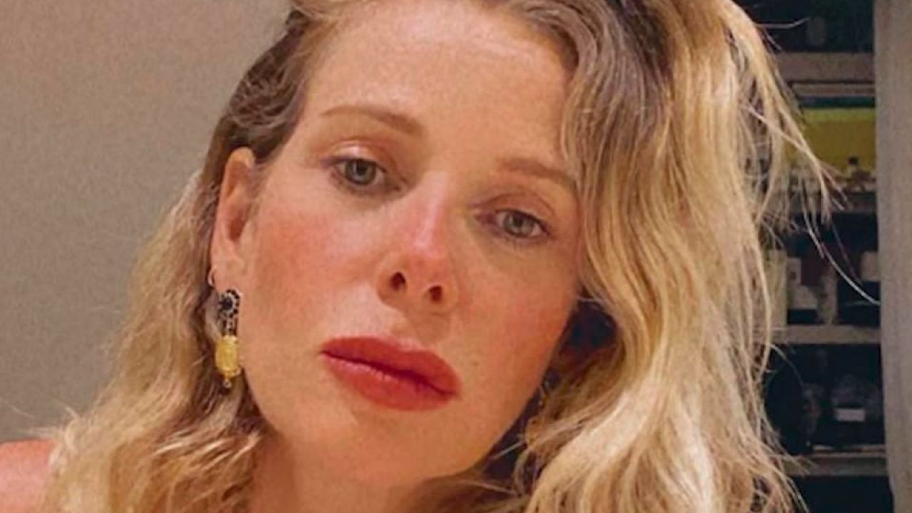 Alessia Marcuzzi ''sempre a gambe aperte'': la conduttrice scatena la polemica