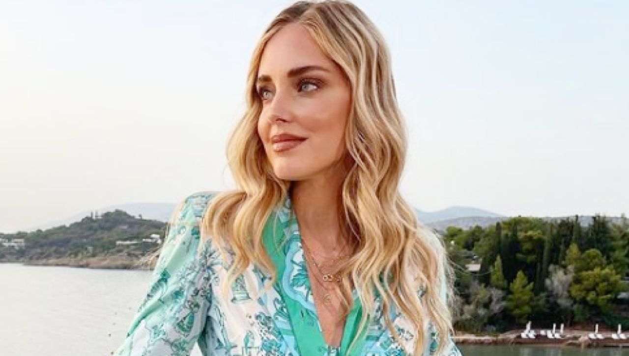 Chiara Ferragni, il decollète rotola fuori dal vestito: l'incidente bollente fa il pieno di like