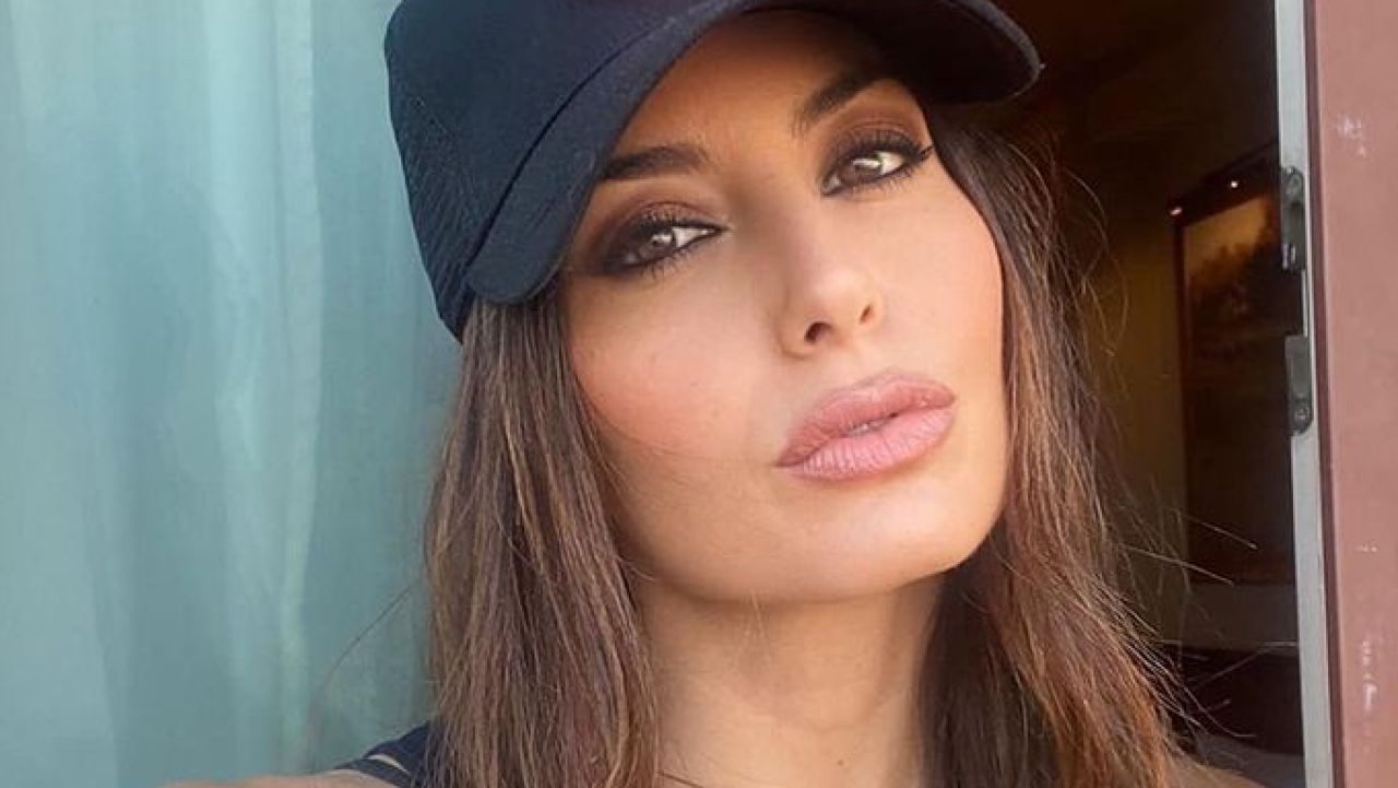 Elisabetta Gregoraci, la scollatura profonda non regge il decollète: il buongiorno bollente stuzzica i fan