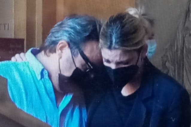 Michele Merlo, allestita la camera ardente, l'abbraccio di Emma Marrone al padre del cantante