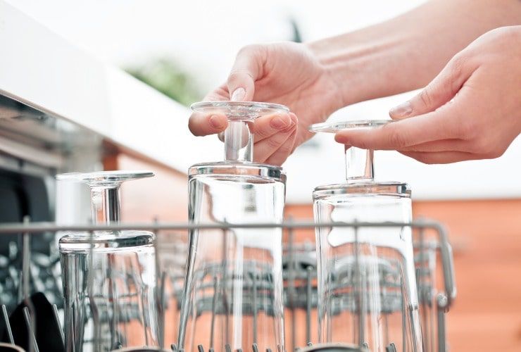 Bicchieri scintillanti nella lavastoviglie -Lettoquotidiano
