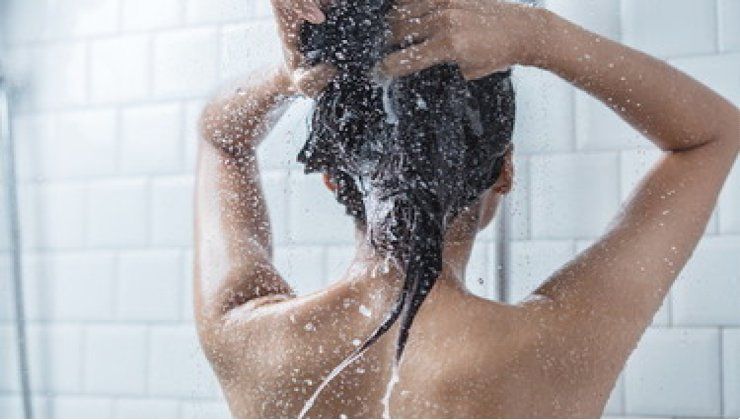 lavarsi i capelli sotto la doccia -LettoQuotidiano