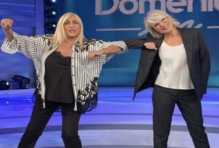 maria-de-filippi-e-la-sua-amica-famosa-lettoquotidiano