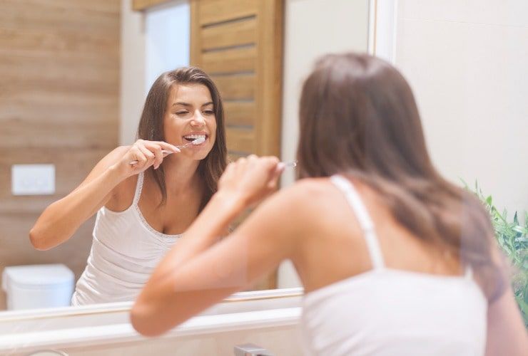 Brush your teeth in the mirror - Daily bed