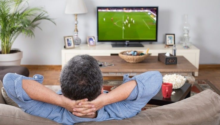 Tifoso guarda partita in tv -Lettoquotidiano