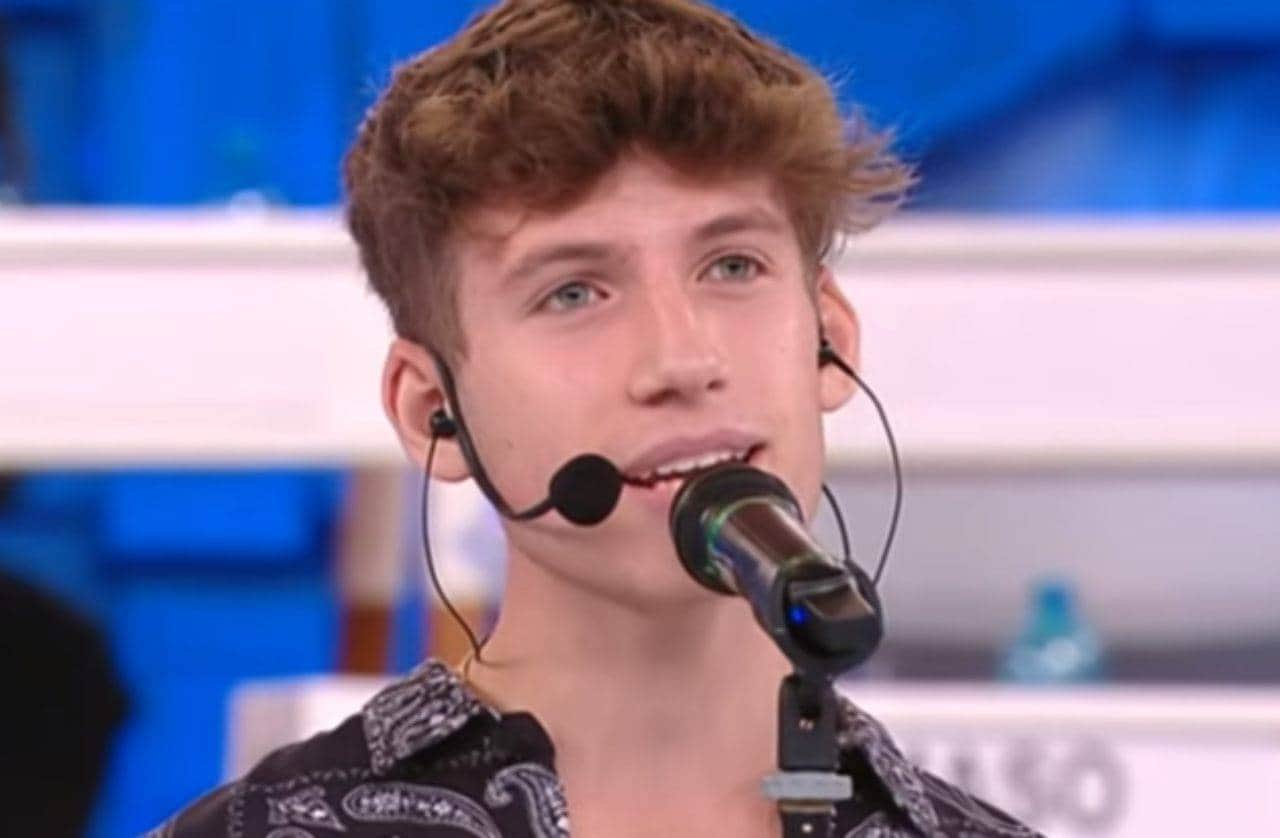 Tommaso Cesana, chi è il giovane cantante di Amici, scopriamo alcune curiosità 