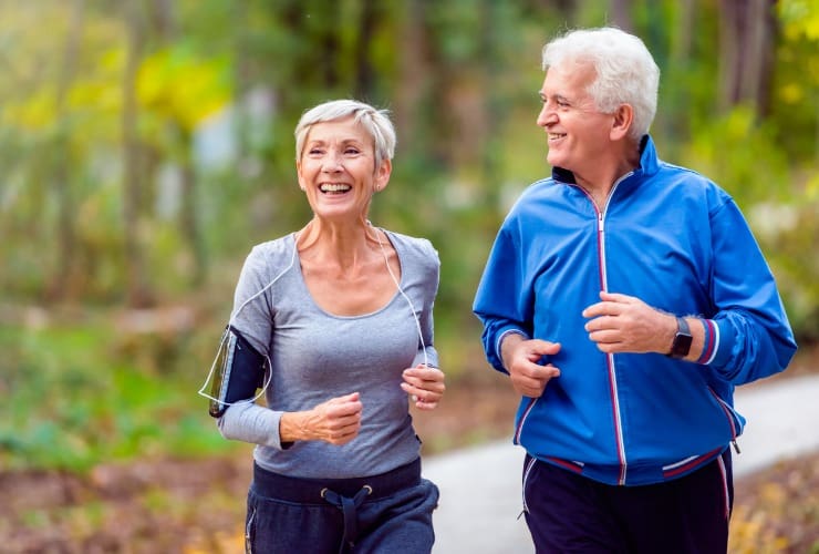 Anziani passeggiano all'aria aperta