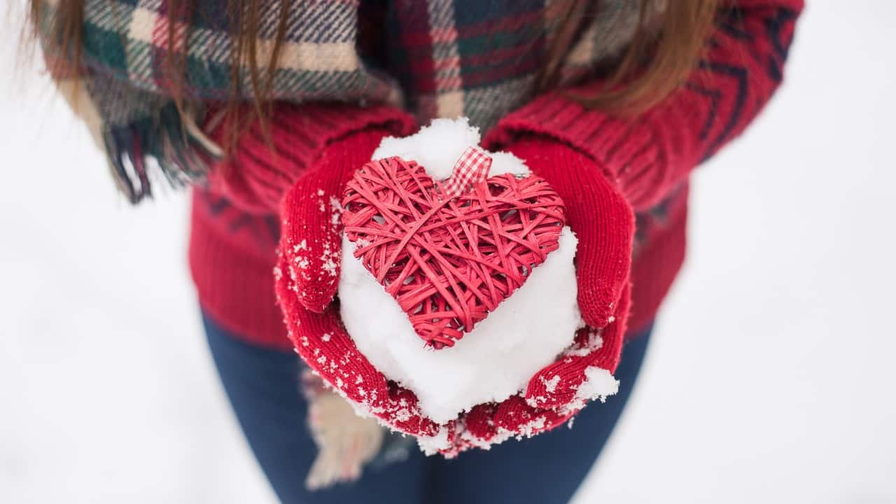 Pressione alta, cuore rosso all'interno di guanti di lana - LettoQuotidiano.it