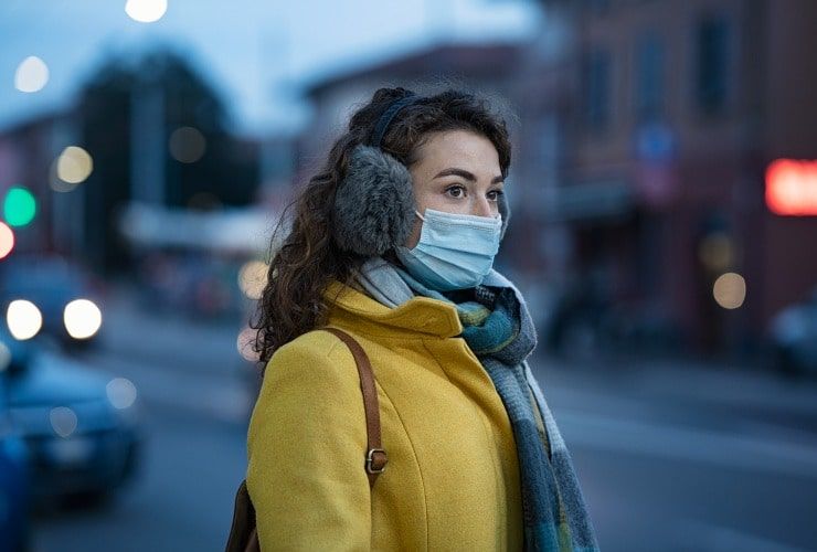 Inverno donna per strada con mascherina - LettoQuotidiano.it