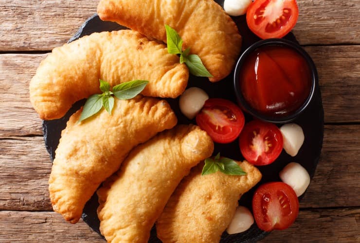 Panzerotti pugliesi mozzarella pomodoro