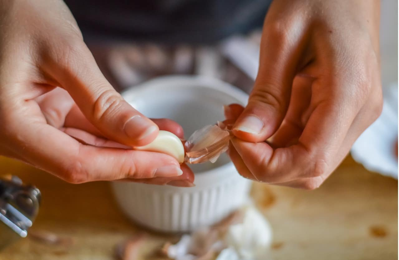 Sbucciare l'aglio con le mani - LettoQuotidiano.it