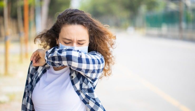 Sneezing in the elbow - LettoQuotidiano-en