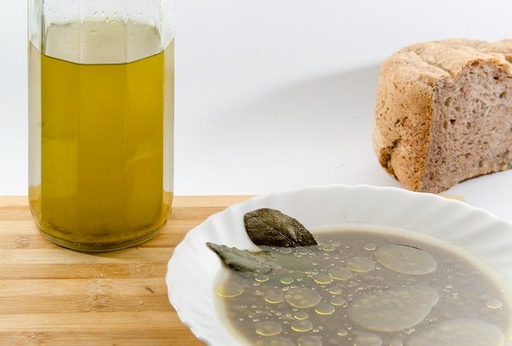 Minestra di lenticchie, olio extravergine di oliva e pane
