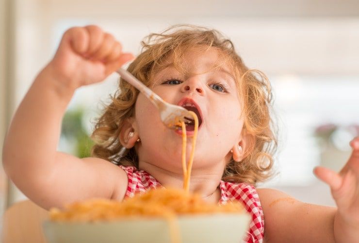 Bambino mangia spaghetti