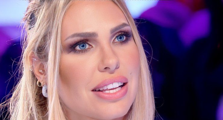 Ilary Blasi a bocca aperta