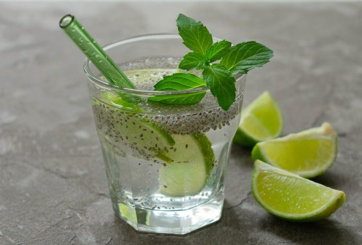 Bicchiere d'acqua con semi di chia 