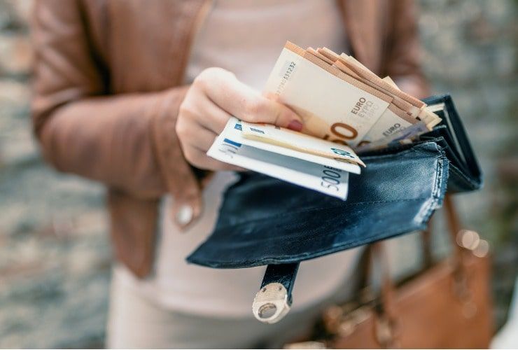 Donna paga con denaro contante - LettoQuotidiano.it