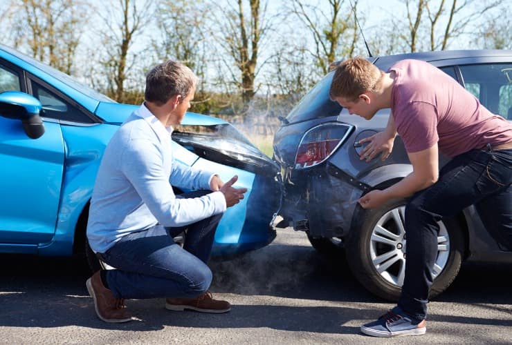 Due conducenti litigano dopo l'incidente