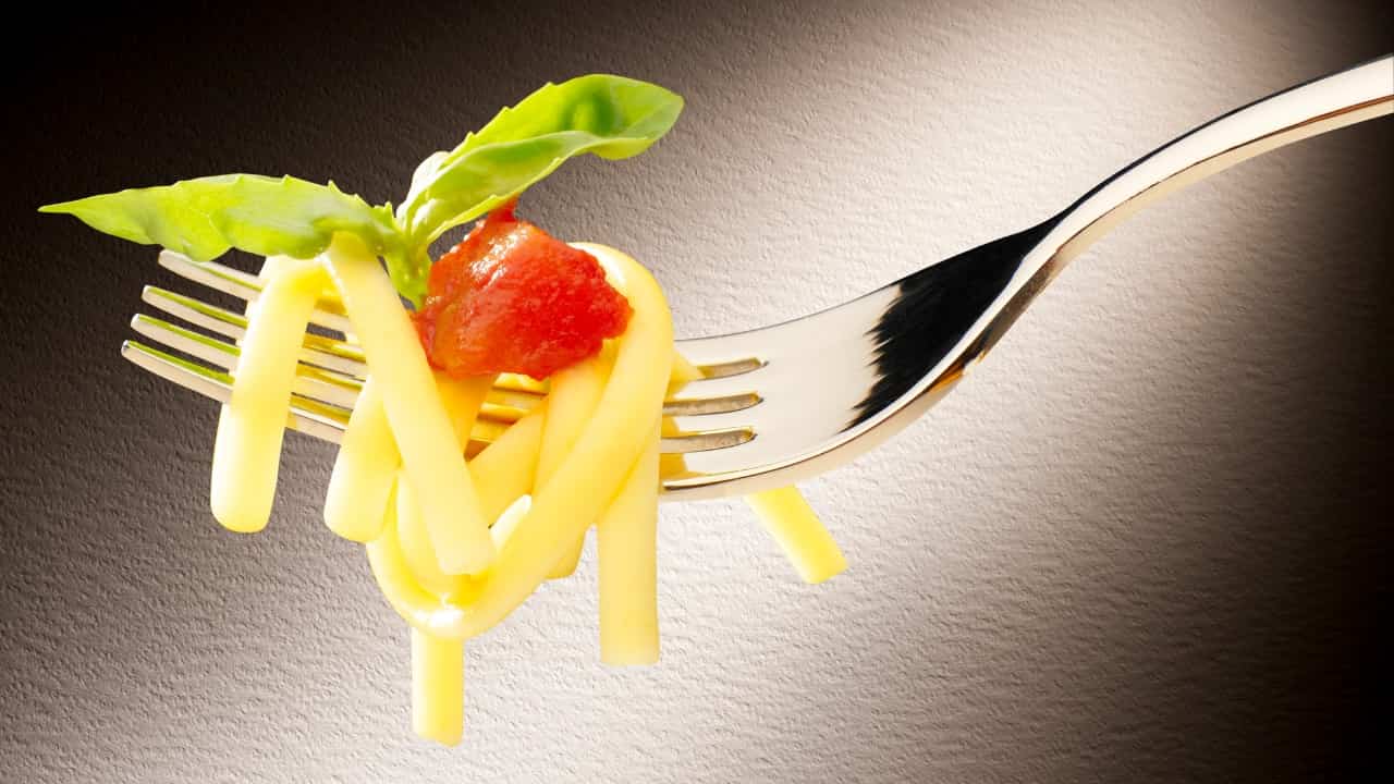 Pasta, forchetta con spaghetti al pomodoro e basilico