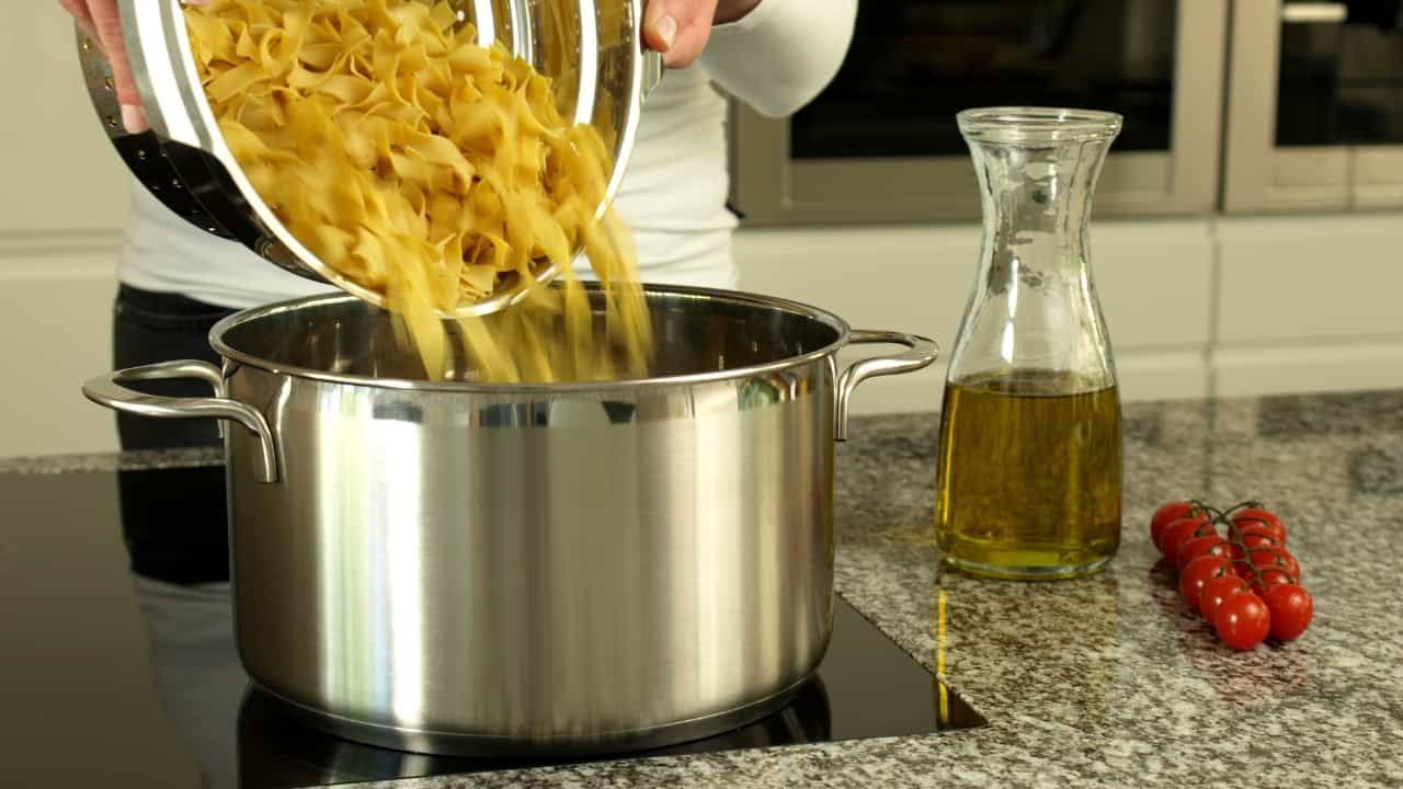 Pentola sul fuoco e olio nella pasta che bolle