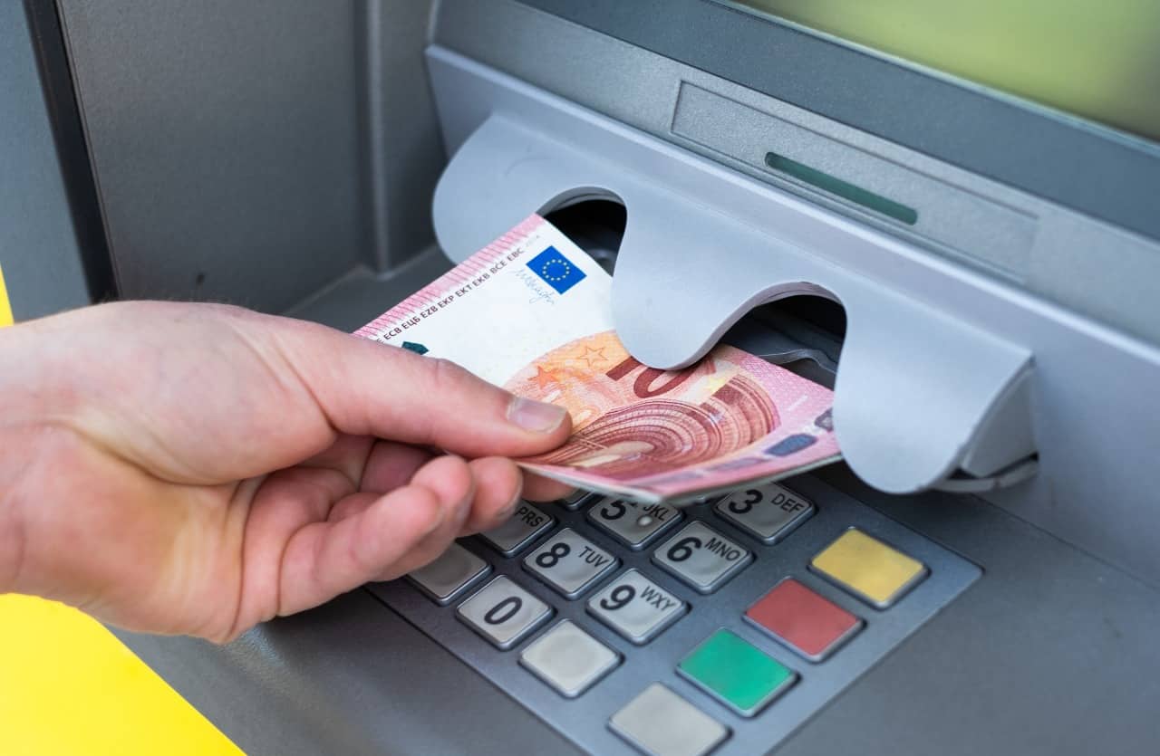 Prelievo denaro contante da sportello bancomat