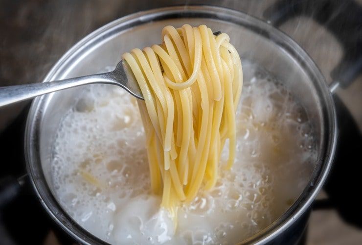 Spaghetti in pentola di acqua bollente 