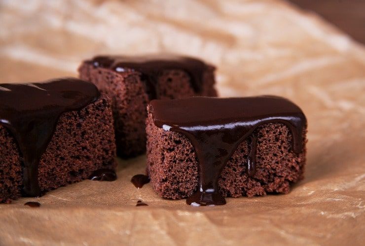  Torta con glassa al cioccolato 