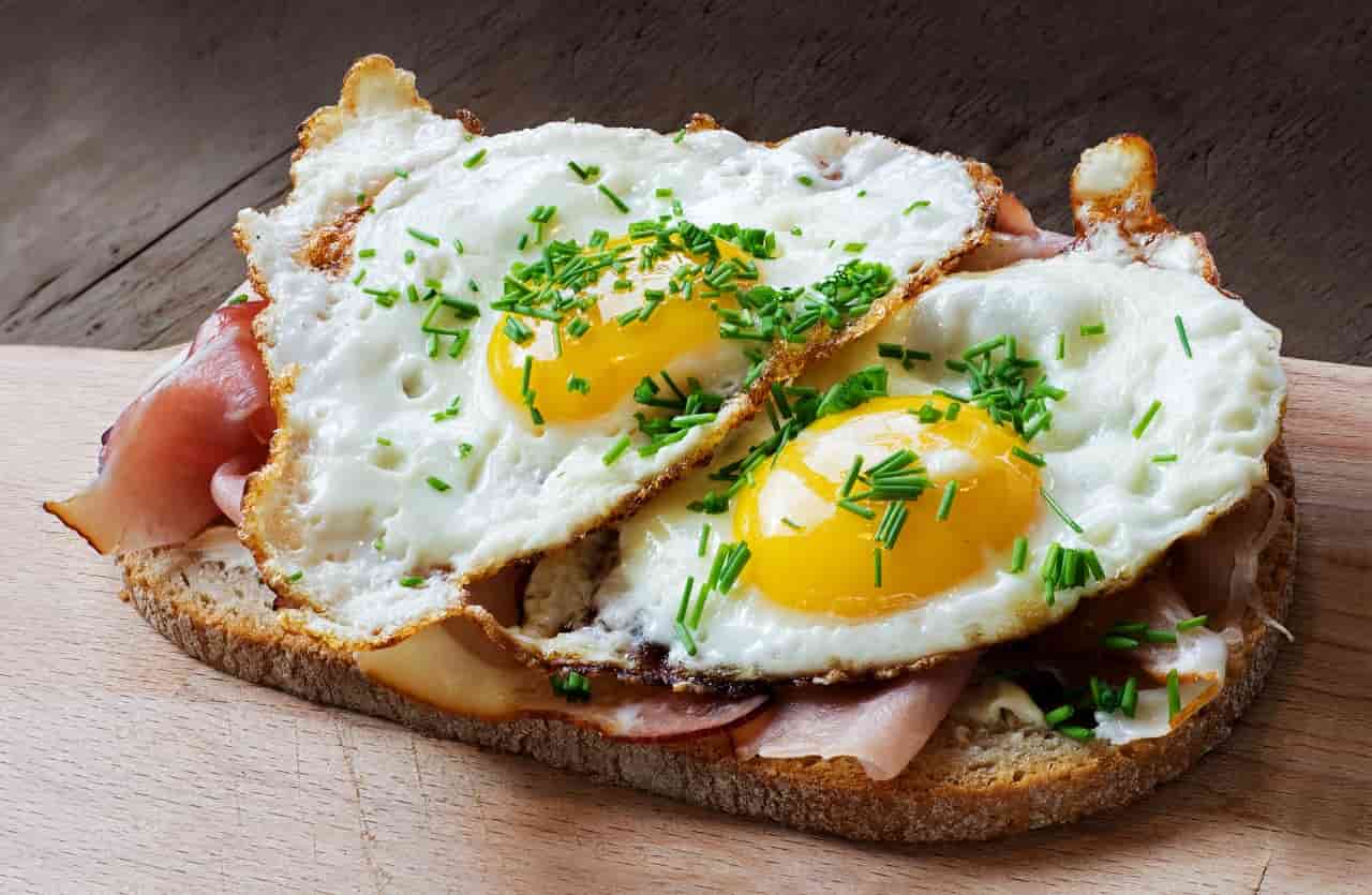 Uovo all'occhio di bue su fetta di pane