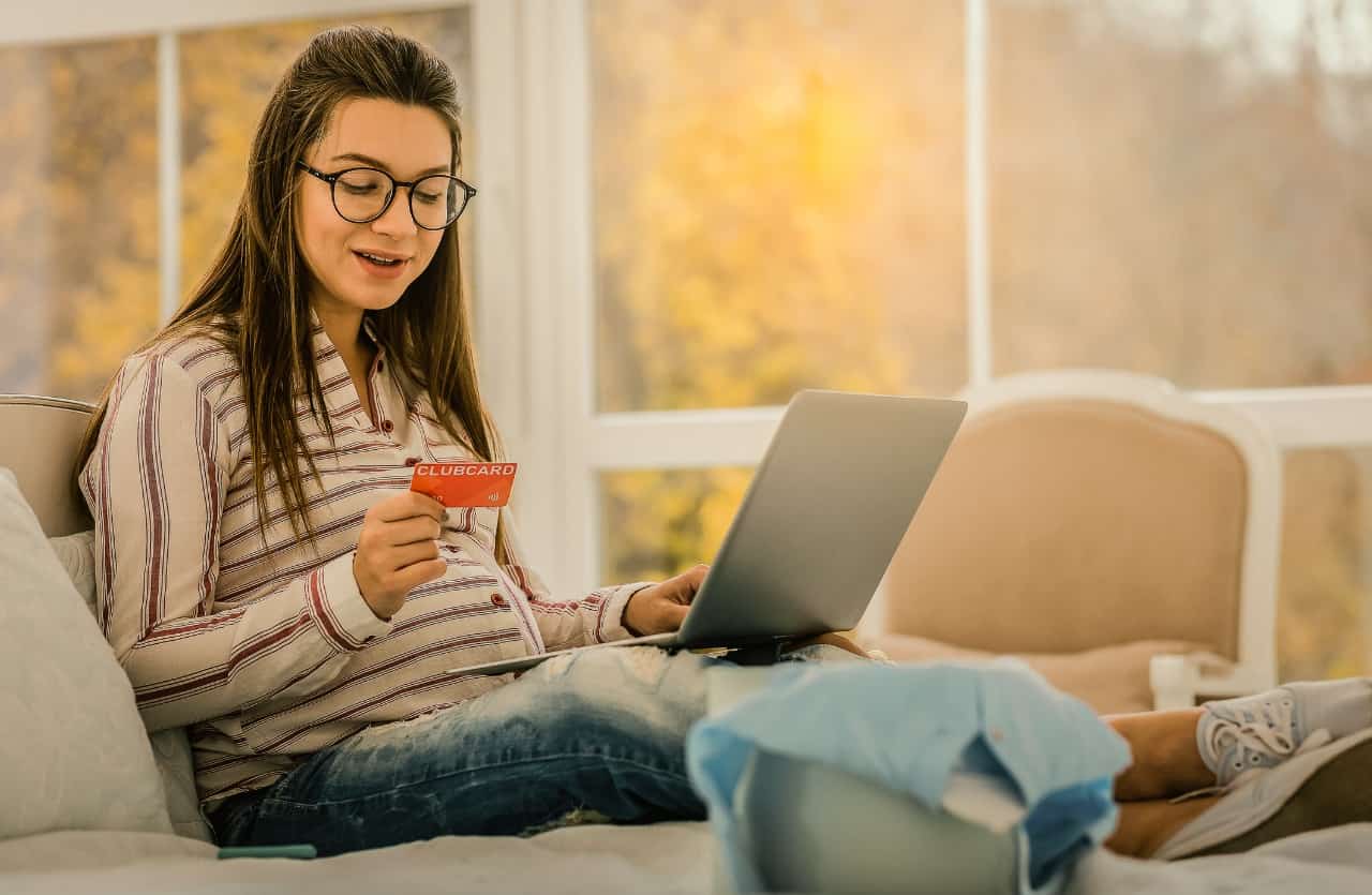 Bonus Bebè, donna incinta, fa shopping online con carta bonus