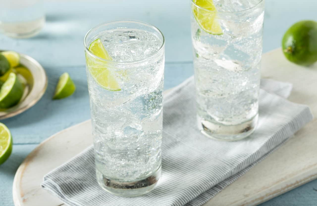 Due bicchieri di acqua frizzante, con fetta di limone