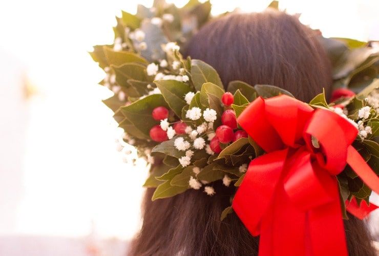 Giovane donna con corona di alloro, per festa di laurea