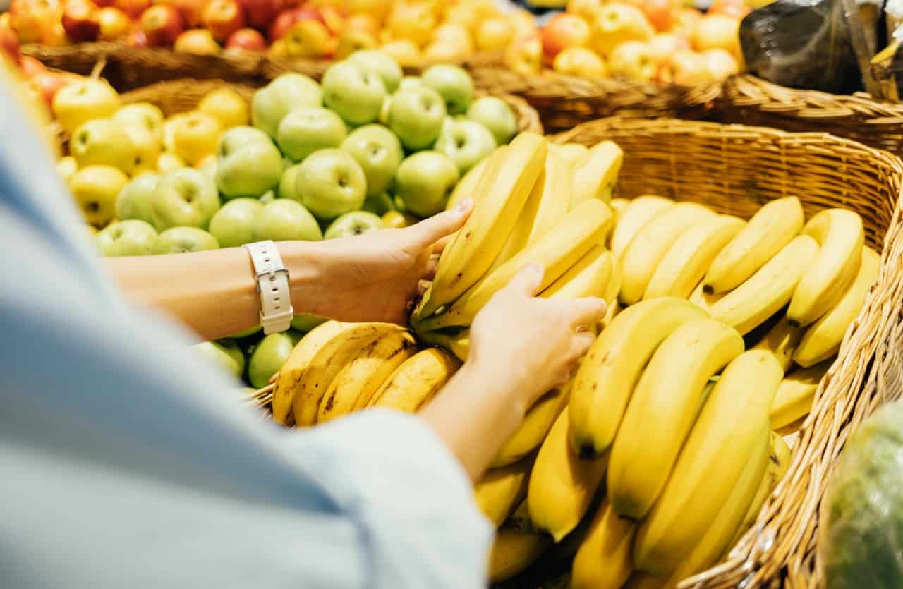 Mercato, cesti di frutta con banane