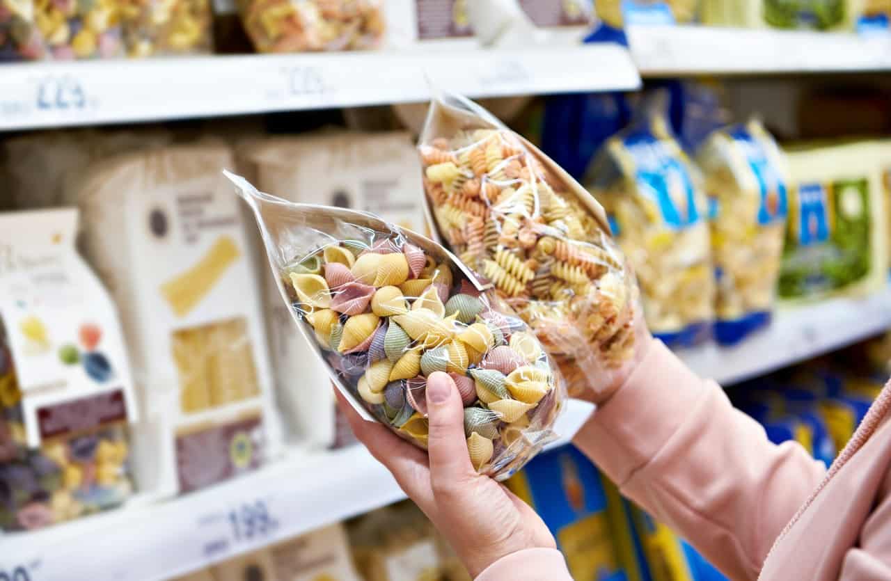 Donna acquista pasta, allarme nei supermercati