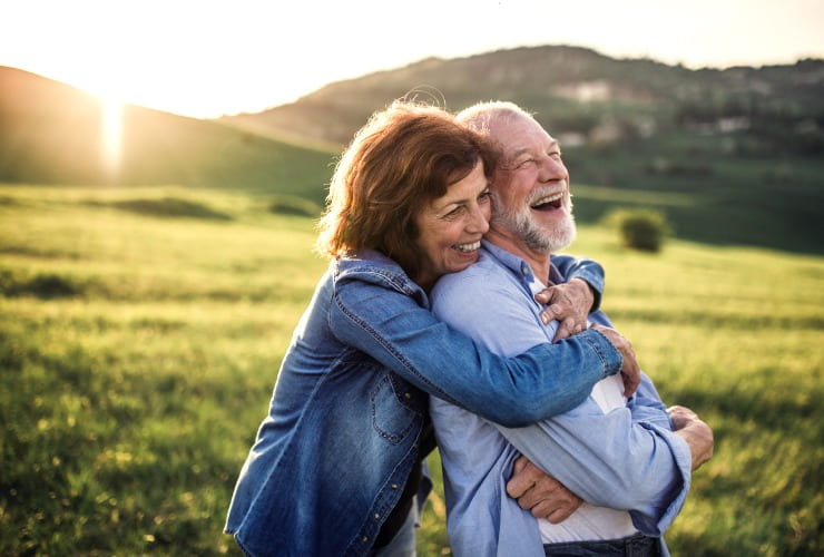 Coppia pensionati felici